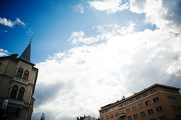 포토 JPG 주간 구름 해외풍경 유럽 로우앵글 하늘 거리 풍경 사람없음 야외 건물 도시풍경 마을 동유럽 슬로베니아 국내포토 자연요소 해외 건축물 나라 뷰포인트 도시 파일형식