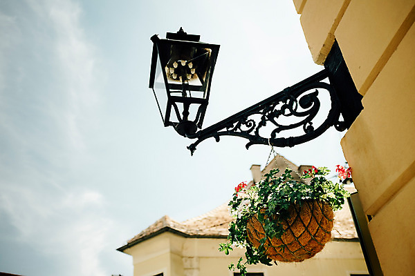 포토 JPG 주간 해외풍경 유럽 화분 로우앵글 백그라운드 가로등 하늘 거리 풍경 사람없음 야외 바탕화면 크로아티아 동유럽 자그레브 행잉플랜트 국내포토 자연요소 해외 공공시설 나라 뷰포인트 파일형식
