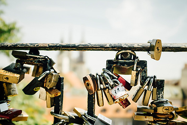 포토 JPG 주간 해외풍경 유럽 백그라운드 난간 거리 자물쇠 풍경 사람없음 야외 바탕화면 크로아티아 동유럽 자그레브 국내포토 자연요소 해외 나라 파일형식