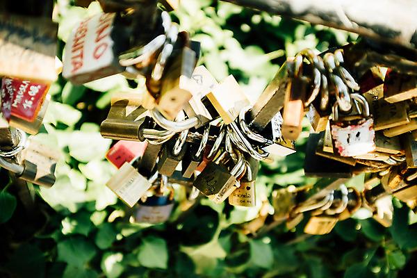 포토 JPG 주간 해외풍경 유럽 백그라운드 난간 자물쇠 거리풍경 풍경 사람없음 야외 아웃포커스 도시 크로아티아 동유럽 자그레브 국내포토 자연요소 해외 나라 거리 촬영기법 파일형식