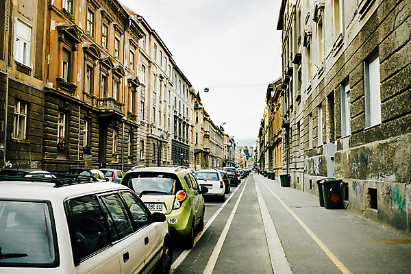 포토 JPG 주간 해외풍경 유럽 도로 자동차 거리 풍경 사람없음 야외 건물 원근감 크로아티아 동유럽 자그레브 국내포토 자연요소 해외 건축물 나라 길 육상교통 뷰포인트 교통시설 파일형식