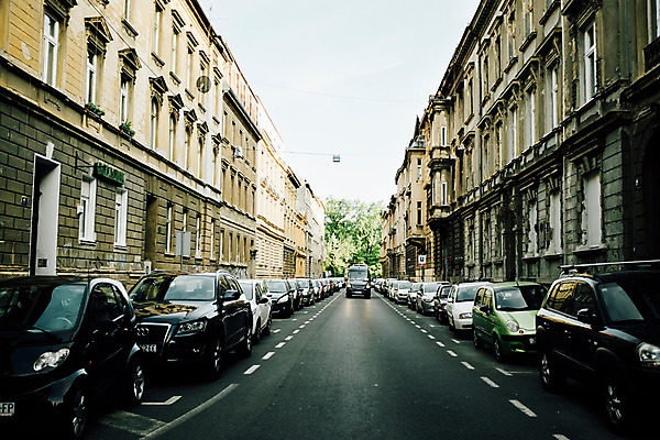 포토 JPG 주간 해외풍경 유럽 도로 자동차 거리 풍경 사람없음 야외 건물 원근감 크로아티아 동유럽 자그레브 국내포토 자연요소 해외 건축물 나라 길 육상교통 뷰포인트 교통시설 파일형식