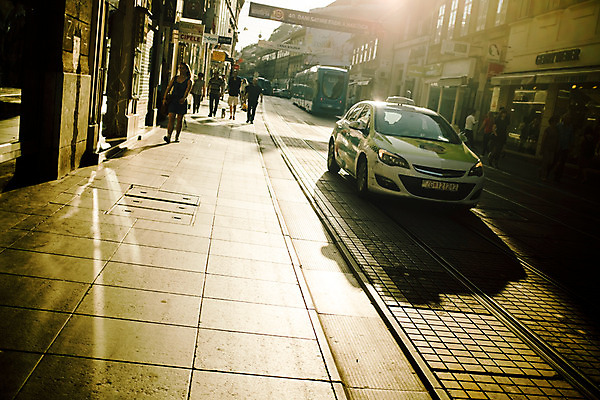 포토 JPG 주간 해외풍경 유럽 거리 풍경 여러명 야외 보행자 택시 크로아티아 동유럽 자그레브 국내포토 자연요소 해외 나라 다수 승용차 자동차 사람 파일형식