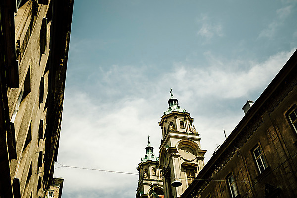 포토 JPG 주간 구름 해외풍경 유럽 로우앵글 하늘 거리 풍경 사람없음 야외 건물 도시 크로아티아 동유럽 자그레브 국내포토 자연요소 해외 건축물 나라 뷰포인트 파일형식