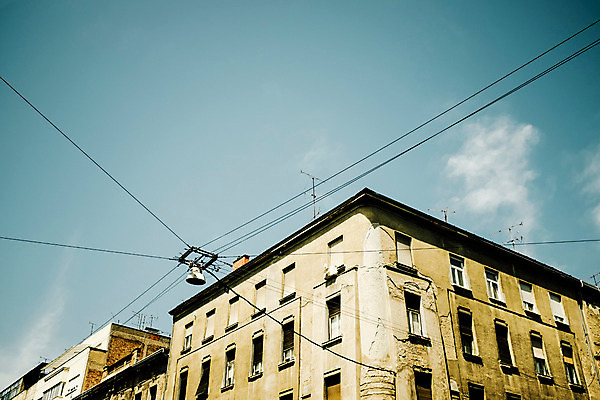 포토 JPG 주간 구름 해외풍경 유럽 로우앵글 하늘 거리 풍경 사람없음 야외 건물 전선 도시 크로아티아 동유럽 자그레브 국내포토 자연요소 해외 건축물 나라 뷰포인트 파일형식