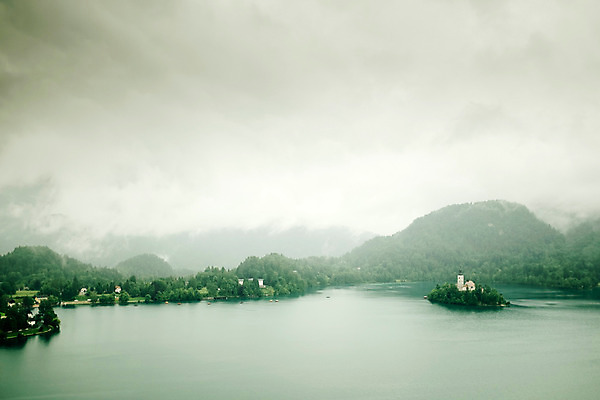 포토 JPG 주간 해외풍경 유럽 풍경 사람없음 야외 흐림 동유럽 슬로베니아 블레드 블레드호수 승천성당 국내포토 자연요소 해외 나라 호수 날씨 성당 파일형식