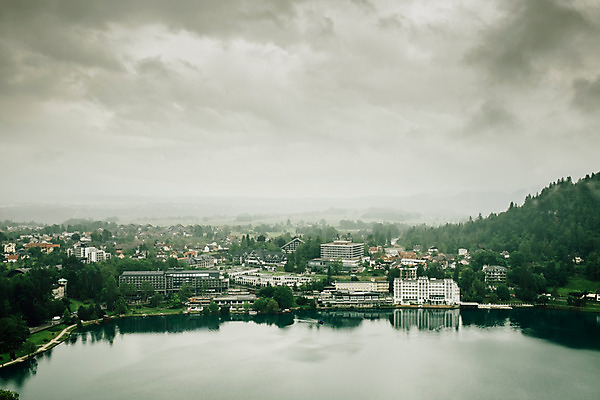 포토 JPG 주간 해외풍경 유럽 풍경 사람없음 야외 마을 흐림 동유럽 슬로베니아 블레드 블레드호수 국내포토 자연요소 해외 나라 호수 날씨 파일형식