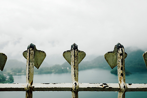 포토 JPG 주간 해외풍경 유럽 난간 풍경 사람없음 야외 흐림 동유럽 슬로베니아 블레드 블레드호수 국내포토 자연요소 해외 나라 호수 날씨 파일형식
