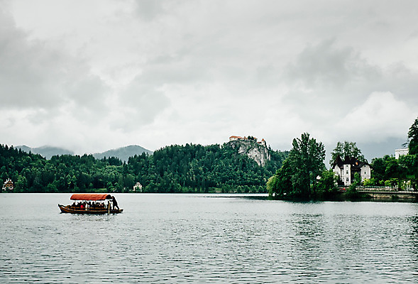 포토 JPG 주간 해외풍경 유럽 풍경 사람없음 야외 보트 흐림 동유럽 슬로베니아 블레드 블레드호수 국내포토 자연요소 해외 나라 호수 배_교통 날씨 파일형식