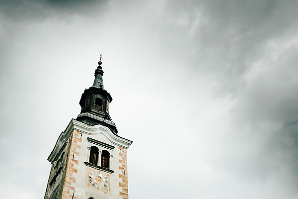 포토 JPG 주간 해외풍경 유럽 하늘 풍경 사람없음 야외 흐림 동유럽 슬로베니아 블레드 승천성당 국내포토 자연요소 해외 나라 날씨 성당 파일형식