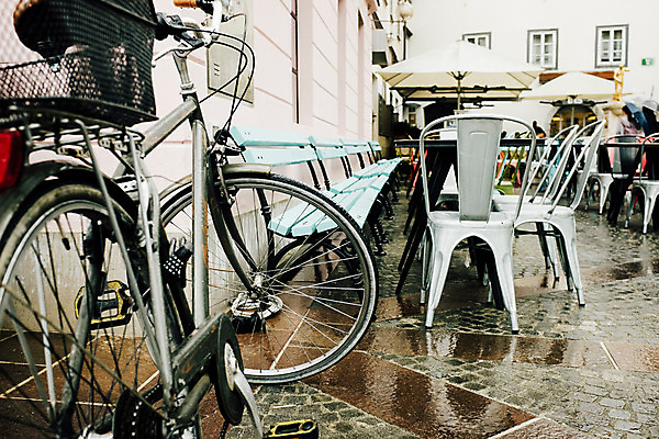 포토 JPG 주간 해외풍경 유럽 의자 거리 풍경 사람없음 야외 도시풍경 자전거 비 동유럽 류블랴나 국내포토 자연요소 해외 나라 가구 날씨 바이크 도시 슬로베니아 파일형식