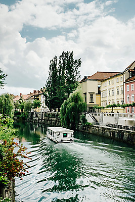 포토 JPG 주간 나무 구름 해외풍경 유럽 하늘 풍경 사람없음 야외 강 도시풍경 동유럽 류블랴나 선박 국내포토 자연요소 식물 해외 나라 수상교통 도시 슬로베니아 파일형식