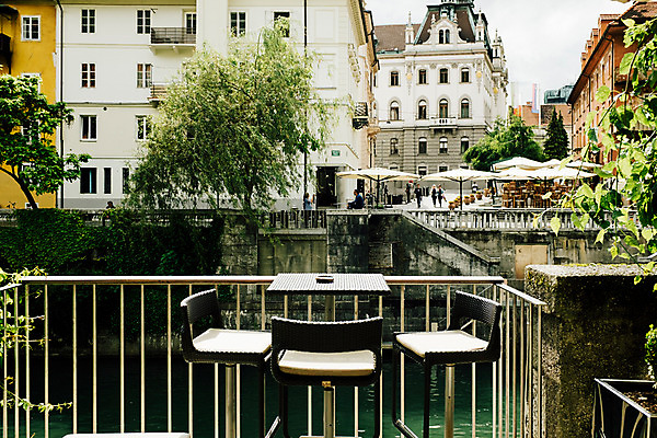 포토 JPG 주간 나무 해외풍경 유럽 의자 난간 탁자 풍경 사람없음 야외 도시풍경 동유럽 류블랴나 국내포토 자연요소 식물 해외 나라 가구 도시 슬로베니아 파일형식