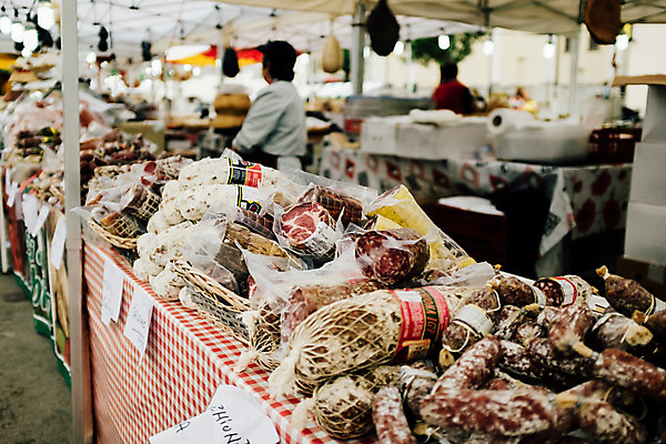 포토 JPG 주간 외국인 해외풍경 유럽 풍경 야외 아웃포커스 도시풍경 소시지 시장 상인 동유럽 류블랴나 국내포토 자연요소 해외 나라 촬영기법 인종 도시 가공식품 슬로베니아 파일형식