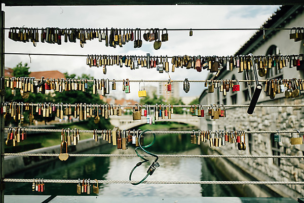 포토 JPG 주간 해외풍경 유럽 난간 자물쇠 풍경 사람없음 야외 도시풍경 동유럽 류블랴나 국내포토 자연요소 해외 나라 도시 슬로베니아 파일형식