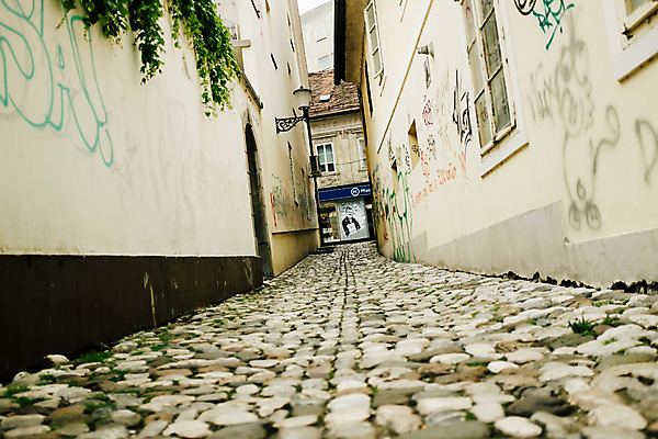 포토 JPG 주간 해외풍경 유럽 거리 풍경 사람없음 야외 건물 도시풍경 원근감 골목길 동유럽 류블랴나 국내포토 자연요소 해외 건축물 나라 길 뷰포인트 도시 슬로베니아 파일형식