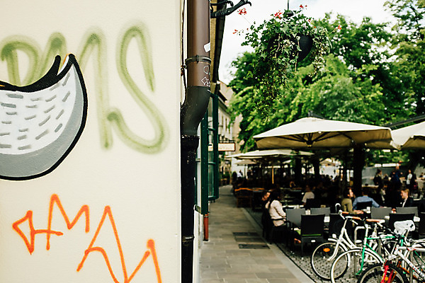 포토 JPG 주간 해외풍경 유럽 거리 풍경 사람없음 야외 도시풍경 자전거 그래피티 동유럽 류블랴나 국내포토 자연요소 해외 나라 바이크 도시 낙서 그림 슬로베니아 파일형식