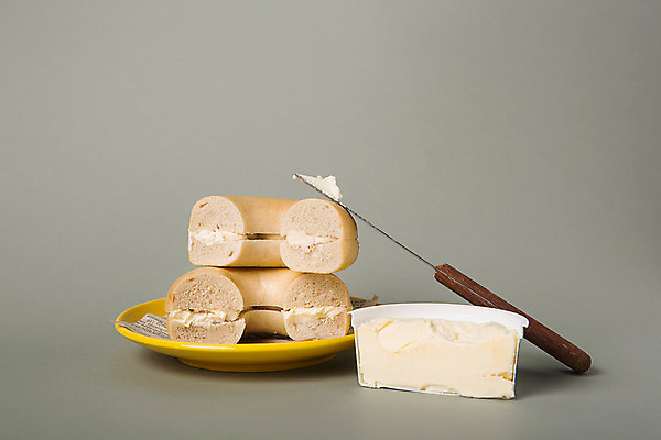 포토 JPG 스튜디오촬영 음식 백그라운드 단면 실내 사람없음 나이프 베이글 크림치즈 스프레드 국내포토 식기 빵 치즈 내부 칼 파일형식