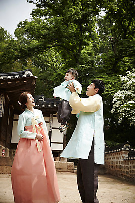 포토 JPG 주간 전신 한국전통 부부 여자 남자 행복 아들 어린이 가족 엄마 한옥 미소 소년 상반신 성인 야외 옆모습 세명 30대 화목 한국인 가족라이프 아빠 한복 즐거움 들어올리기 국내포토 자연요소 전통 라이프스타일 커플 감정 뷰포인트 컨셉 고건축 관계 모션 한국 표정 사람 동양인 장년 전통의상 파일형식