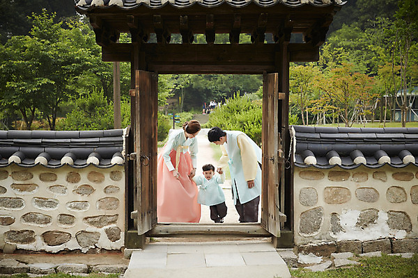 포토 JPG 주간 전신 한국전통 부부 여자 남자 행복 아들 어린이 가족 엄마 한옥 소년 성인 야외 앞모습 세명 30대 문 손잡기 화목 한국인 가족라이프 아빠 한복 기와담장 국내포토 자연요소 전통 라이프스타일 커플 감정 뷰포인트 컨셉 고건축 관계 모션 한국 기와 사람 동양인 장년 담장 전통의상 파일형식