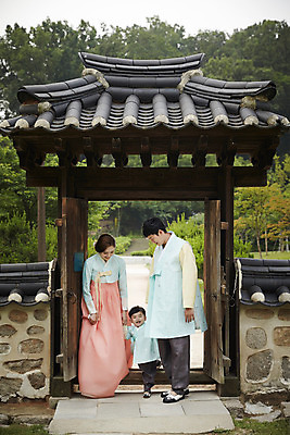 포토 JPG 주간 전신 한국전통 부부 여자 남자 행복 아들 어린이 가족 엄마 한옥 소년 성인 야외 앞모습 세명 30대 문 손잡기 화목 한국인 가족라이프 아빠 한복 기와담장 국내포토 자연요소 전통 라이프스타일 커플 감정 뷰포인트 컨셉 고건축 관계 모션 한국 기와 사람 동양인 장년 담장 전통의상 파일형식