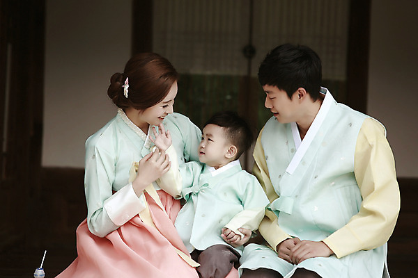 포토 JPG 주간 한국전통 부부 응시 여자 남자 행복 아들 어린이 가족 엄마 한옥 앉기 소년 상반신 성인 야외 앞모습 세명 30대 화목 한국인 가족라이프 대청 아빠 한복 국내포토 자연요소 전통 라이프스타일 커플 시선 감정 뷰포인트 컨셉 고건축 관계 모션 한국 사람 동양인 장년 전통의상 파일형식