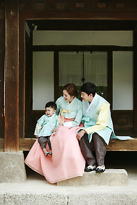 포토 JPG 주간 전신 한국전통 부부 응시 여자 남자 행복 아들 어린이 가족 엄마 한옥 앉기 소년 성인 야외 앞모습 세명 30대 화목 한국인 가족라이프 대청 아빠 한복 국내포토 자연요소 전통 라이프스타일 커플 시선 감정 뷰포인트 컨셉 고건축 관계 모션 한국 사람 동양인 장년 전통의상 파일형식