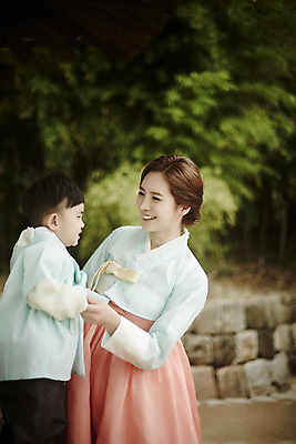 포토 JPG 주간 한국전통 여자 남자 행복 아들 어린이 가족 엄마 한옥 서기 미소 소년 상반신 성인 야외 두명 옆모습 30대 화목 한국인 잡기 가족라이프 한복 아들바보 국내포토 모자관계 자연요소 전통 라이프스타일 감정 뷰포인트 컨셉 고건축 관계 모션 한국 표정 사람 동양인 장년 전통의상 파일형식