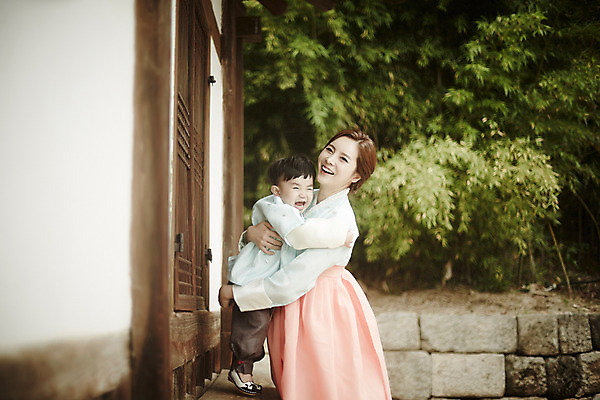 포토 JPG 주간 한국전통 여자 남자 행복 아들 어린이 가족 안기 엄마 한옥 서기 미소 소년 상반신 성인 야외 두명 옆모습 30대 화목 한국인 가족라이프 한복 아들바보 국내포토 모자관계 자연요소 전통 라이프스타일 감정 뷰포인트 컨셉 고건축 관계 모션 한국 표정 사람 동양인 장년 전통의상 파일형식
