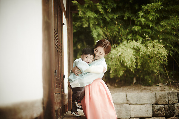 포토 JPG 주간 한국전통 여자 남자 행복 아들 어린이 가족 안기 엄마 한옥 서기 미소 소년 상반신 성인 야외 두명 옆모습 30대 화목 한국인 가족라이프 한복 아들바보 국내포토 모자관계 자연요소 전통 라이프스타일 감정 뷰포인트 컨셉 고건축 관계 모션 한국 표정 사람 동양인 장년 전통의상 파일형식