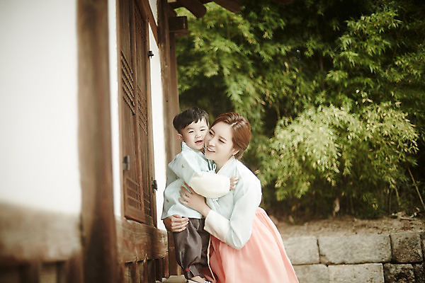 포토 JPG 주간 한국전통 여자 남자 행복 아들 어린이 가족 안기 엄마 한옥 서기 미소 소년 상반신 성인 야외 두명 옆모습 30대 화목 한국인 가족라이프 한복 아들바보 국내포토 모자관계 자연요소 전통 라이프스타일 감정 뷰포인트 컨셉 고건축 관계 모션 한국 표정 사람 동양인 장년 전통의상 파일형식