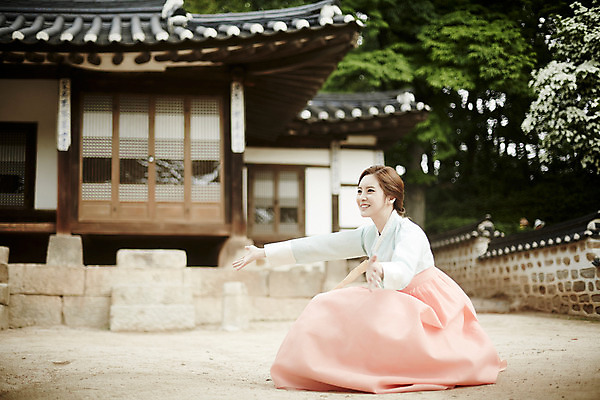 포토 JPG 주간 전신 한국전통 여자 행복 어린이 엄마 팔벌리기 한옥 한명 앉기 성인 야외 옆모습 30대 한국인 가족라이프 한복 성인여자한명만 국내포토 자연요소 1 전통 라이프스타일 감정 뷰포인트 고건축 가족 모션 한국 사람 동양인 장년 전통의상 여자한명만 성인여자만 파일형식