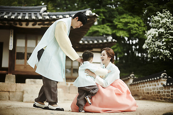 포토 JPG 주간 전신 한국전통 부부 여자 남자 행복 아들 어린이 가족 포옹 엄마 한옥 서기 미소 앉기 소년 성인 야외 옆모습 세명 30대 화목 한국인 가족라이프 아빠 한복 즐거움 국내포토 자연요소 전통 라이프스타일 커플 감정 뷰포인트 컨셉 고건축 관계 안기 모션 한국 표정 사람 동양인 장년 전통의상 파일형식