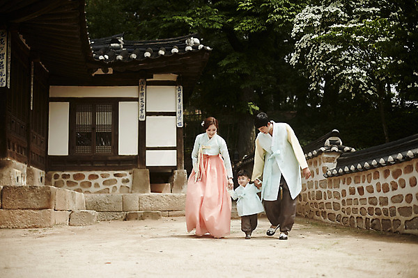 포토 JPG 주간 전신 한국전통 부부 여자 남자 행복 아들 어린이 가족 엄마 한옥 소년 성인 야외 앞모습 세명 30대 걷기 손잡기 화목 한국인 가족라이프 아빠 한복 국내포토 자연요소 전통 라이프스타일 커플 감정 뷰포인트 컨셉 고건축 관계 모션 한국 사람 동양인 장년 전통의상 파일형식