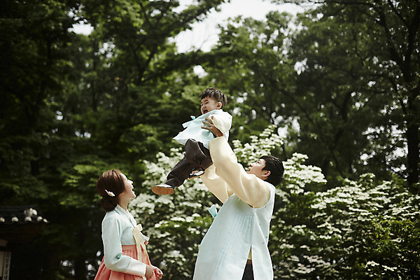 포토 JPG 주간 전신 한국전통 부부 여자 남자 행복 아들 어린이 가족 엄마 한옥 서기 소년 상반신 성인 야외 옆모습 세명 30대 화목 한국인 가족라이프 아빠 한복 즐거움 들어올리기 국내포토 자연요소 전통 라이프스타일 커플 감정 뷰포인트 컨셉 고건축 관계 모션 한국 사람 동양인 장년 전통의상 파일형식