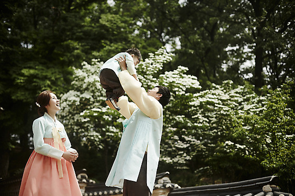 포토 JPG 주간 전신 한국전통 부부 여자 남자 행복 아들 어린이 가족 엄마 한옥 서기 소년 상반신 성인 야외 옆모습 세명 30대 화목 한국인 가족라이프 아빠 한복 즐거움 들어올리기 국내포토 자연요소 전통 라이프스타일 커플 감정 뷰포인트 컨셉 고건축 관계 모션 한국 사람 동양인 장년 전통의상 파일형식