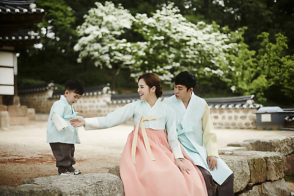 포토 JPG 주간 전신 한국전통 부부 여자 남자 행복 아들 어린이 가족 안기 엄마 한옥 서기 미소 앉기 소년 상반신 성인 야외 앞모습 세명 30대 화목 한국인 가족라이프 아빠 한복 즐거움 국내포토 자연요소 전통 라이프스타일 커플 감정 뷰포인트 컨셉 고건축 관계 모션 한국 표정 사람 동양인 장년 전통의상 파일형식