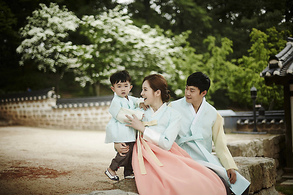 포토 JPG 주간 전신 한국전통 부부 여자 남자 행복 아들 어린이 가족 안기 엄마 한옥 서기 미소 앉기 소년 상반신 성인 야외 앞모습 세명 30대 화목 한국인 가족라이프 아빠 한복 즐거움 국내포토 자연요소 전통 라이프스타일 커플 감정 뷰포인트 컨셉 고건축 관계 모션 한국 표정 사람 동양인 장년 전통의상 파일형식