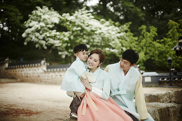 포토 JPG 주간 전신 한국전통 부부 여자 남자 행복 아들 어린이 가족 안기 엄마 한옥 서기 미소 앉기 소년 상반신 성인 야외 앞모습 세명 30대 화목 한국인 가족라이프 아빠 한복 즐거움 국내포토 자연요소 전통 라이프스타일 커플 감정 뷰포인트 컨셉 고건축 관계 모션 한국 표정 사람 동양인 장년 전통의상 파일형식