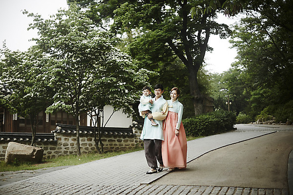 포토 JPG 주간 전신 한국전통 부부 여자 남자 행복 아들 어린이 가족 안기 엄마 한옥 소년 성인 야외 앞모습 세명 30대 걷기 화목 한국인 가족라이프 아빠 한복 국내포토 자연요소 전통 라이프스타일 커플 감정 뷰포인트 컨셉 고건축 관계 모션 한국 사람 동양인 장년 전통의상 파일형식