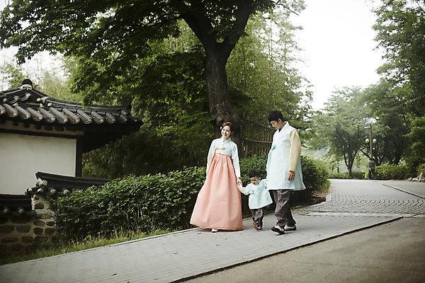 포토 JPG 주간 전신 한국전통 부부 여자 남자 행복 아들 어린이 가족 엄마 한옥 소년 성인 야외 앞모습 세명 30대 걷기 손잡기 화목 한국인 가족라이프 아빠 한복 국내포토 자연요소 전통 라이프스타일 커플 감정 뷰포인트 컨셉 고건축 관계 모션 한국 사람 동양인 장년 전통의상 파일형식