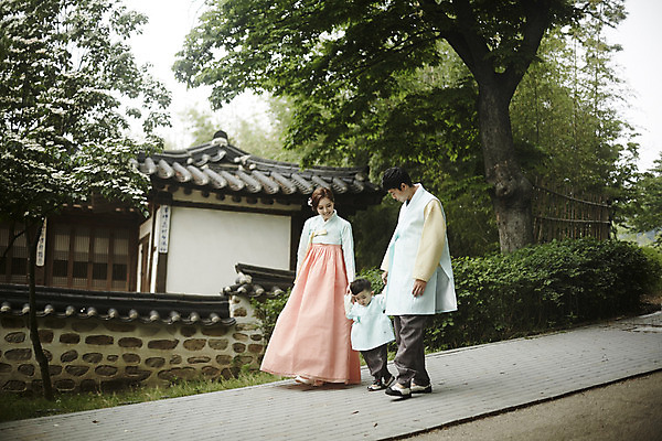 포토 JPG 주간 전신 한국전통 부부 여자 남자 행복 아들 어린이 가족 엄마 한옥 소년 성인 야외 앞모습 세명 30대 걷기 손잡기 화목 한국인 가족라이프 아빠 한복 국내포토 자연요소 전통 라이프스타일 커플 감정 뷰포인트 컨셉 고건축 관계 모션 한국 사람 동양인 장년 전통의상 파일형식