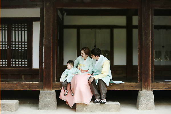 포토 JPG 주간 전신 한국전통 부부 응시 여자 남자 행복 아들 어린이 가족 엄마 한옥 앉기 소년 성인 야외 앞모습 세명 30대 화목 한국인 가족라이프 대청 아빠 한복 국내포토 자연요소 전통 라이프스타일 커플 시선 감정 뷰포인트 컨셉 고건축 관계 모션 한국 사람 동양인 장년 전통의상 파일형식