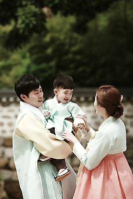 포토 JPG 주간 한국전통 부부 여자 남자 행복 아들 어린이 가족 안기 엄마 한옥 서기 미소 소년 상반신 성인 야외 옆모습 세명 30대 화목 한국인 가족라이프 아빠 한복 기와담장 국내포토 자연요소 전통 라이프스타일 커플 감정 뷰포인트 컨셉 고건축 관계 모션 한국 표정 기와 사람 동양인 장년 담장 전통의상 파일형식