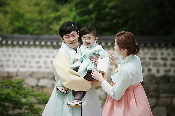 포토 JPG 주간 한국전통 부부 여자 남자 행복 아들 어린이 가족 안기 엄마 한옥 서기 미소 소년 상반신 성인 야외 옆모습 세명 30대 화목 한국인 가족라이프 아빠 한복 기와담장 국내포토 자연요소 전통 라이프스타일 커플 감정 뷰포인트 컨셉 고건축 관계 모션 한국 표정 기와 사람 동양인 장년 담장 전통의상 파일형식