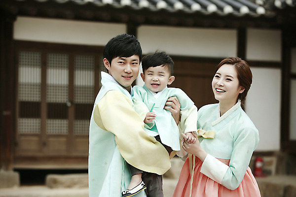 포토 JPG 주간 한국전통 부부 여자 남자 행복 아들 어린이 가족 안기 엄마 한옥 서기 미소 소년 상반신 성인 야외 앞모습 세명 30대 화목 한국인 가족라이프 아빠 한복 국내포토 자연요소 전통 라이프스타일 커플 감정 뷰포인트 컨셉 고건축 관계 모션 한국 표정 사람 동양인 장년 전통의상 파일형식