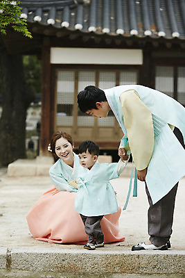 포토 JPG 주간 전신 한국전통 부부 여자 남자 행복 아들 어린이 가족 엄마 한옥 서기 미소 앉기 소년 성인 야외 앞모습 세명 30대 화목 한국인 가족라이프 아빠 한복 국내포토 자연요소 전통 라이프스타일 커플 감정 뷰포인트 컨셉 고건축 관계 모션 한국 표정 사람 동양인 장년 전통의상 파일형식