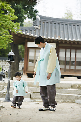 포토 JPG 주간 전신 한국전통 응시 남자 행복 아들 어린이 가족 한옥 소년 성인 야외 두명 옆모습 30대 걷기 화목 한국인 가족라이프 아빠 한복 부자지간 남자만 국내포토 자연요소 전통 라이프스타일 시선 감정 뷰포인트 컨셉 고건축 관계 모션 한국 사람 동양인 장년 전통의상 파일형식