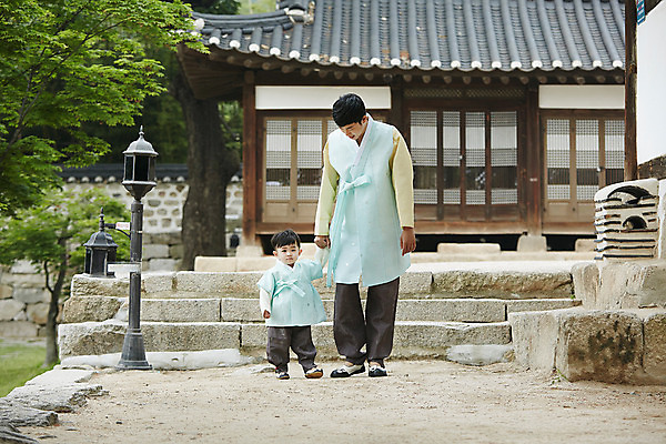 포토 JPG 주간 전신 한국전통 남자 행복 아들 어린이 가족 한옥 소년 성인 야외 두명 앞모습 30대 걷기 손잡기 화목 한국인 가족라이프 아빠 한복 부자지간 남자만 국내포토 자연요소 전통 라이프스타일 감정 뷰포인트 컨셉 고건축 관계 모션 한국 사람 동양인 장년 전통의상 파일형식