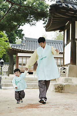 포토 JPG 주간 전신 한국전통 남자 행복 아들 어린이 가족 한옥 소년 성인 야외 두명 앞모습 30대 걷기 손잡기 화목 한국인 가족라이프 아빠 한복 부자지간 남자만 국내포토 자연요소 전통 라이프스타일 감정 뷰포인트 컨셉 고건축 관계 모션 한국 사람 동양인 장년 전통의상 파일형식